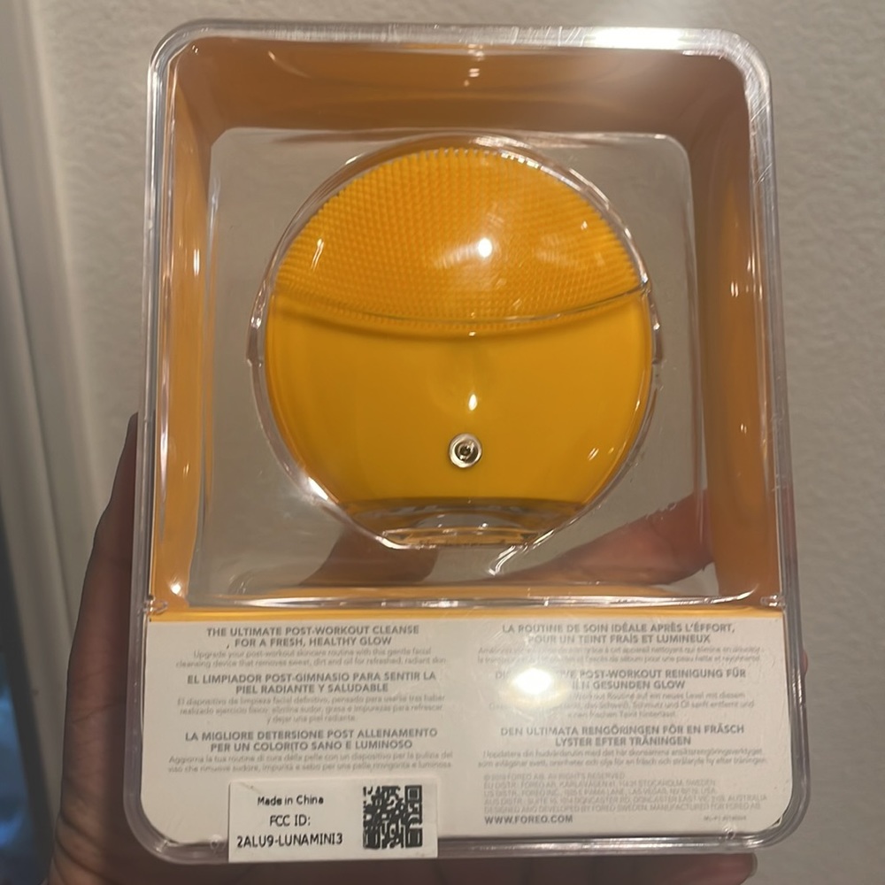 COPY - A compact cleansing device that offers a 30-second for facial cleansing - Picture 5 of 5